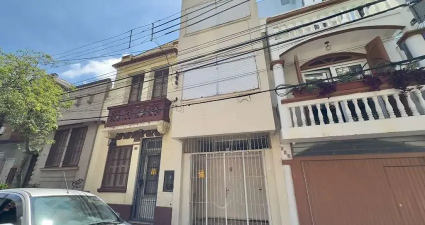 Casa com 4 dormitórios e pátio com churrasqueira no centro histórico
