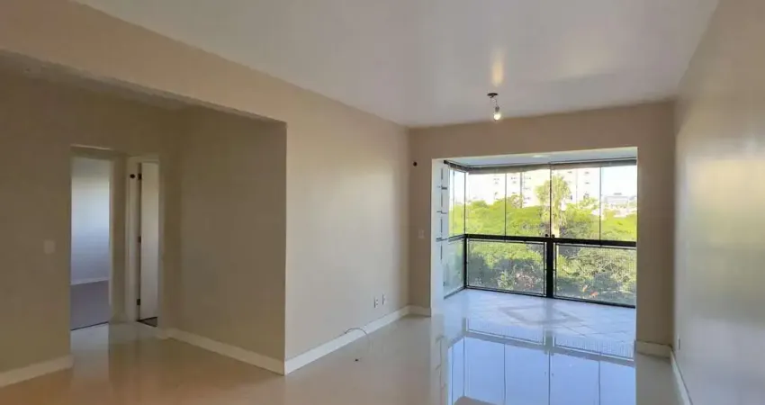 Apartamento 2 dormitórios com sacada, garagem e vista arborizada no menino deus