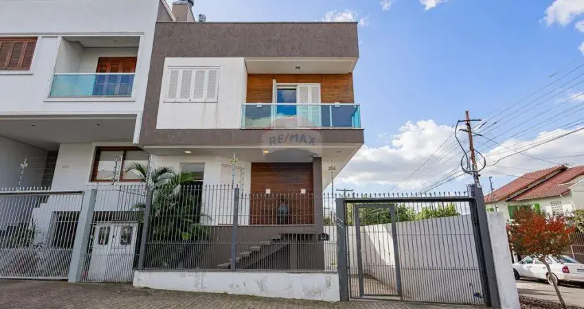 Casa moderna de 3 pavimentos com suíte, closet e banheira de hidromassagem