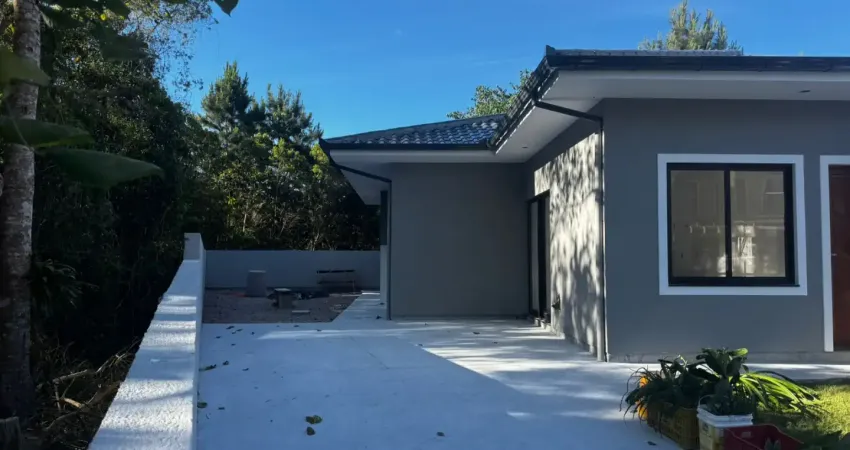 Casa unifamiliar localizada em potecas - são josé / sc  casa unifamiliar com três quartos, perfeito para quem precisa de espaço. imóvel com amplo terreno na frente e lateral para melhor aproveitamento