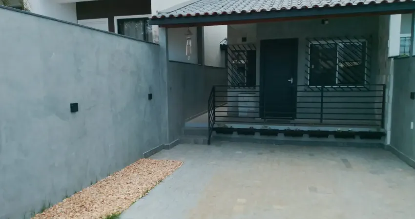 Casa Geminada com suíte - R$ 380 mil Loteamento Alta Vista em São José ️ 2 dormitórios (sendo uma suíte) ️ Sala ampla Cozinha com móveis planejados ️ Área de serviço ️ Corredor lateral até os fun