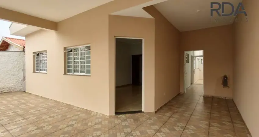 Localizada próxima de mercados, escolas, padarias e farmácias, essa casa conta com 4 dormitórios, sendo uma suíte,