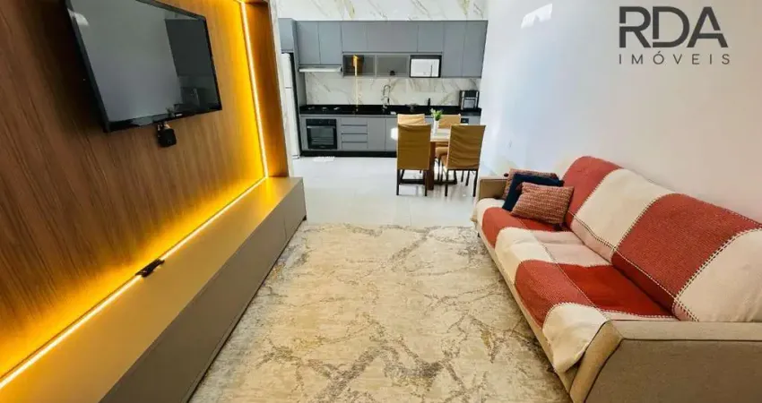 Esta casa possui uma planta diferenciada em formato de l, integrando garagem e quintal para melhor aproveitamento do espaço do terreno.