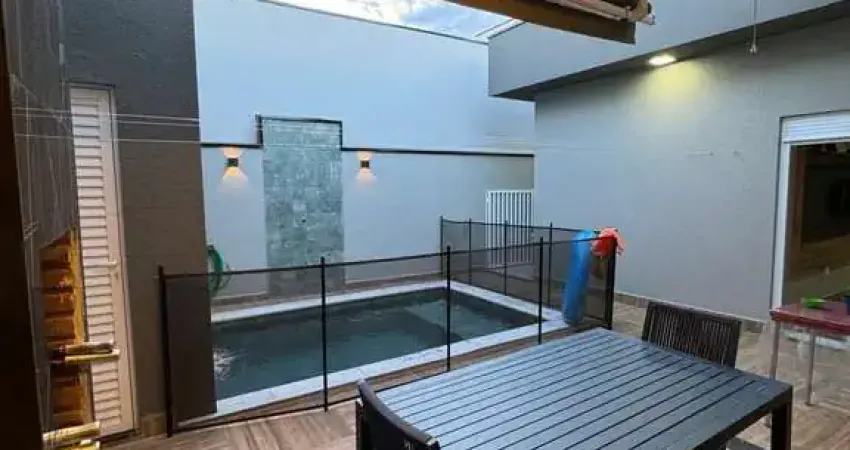 Casa de 3 dormitórios, sendo 1 suíte, com sala e cozinha com pé direito alto, cozinha planejada, banheiro social, lavabo externo e uma piscina incríve