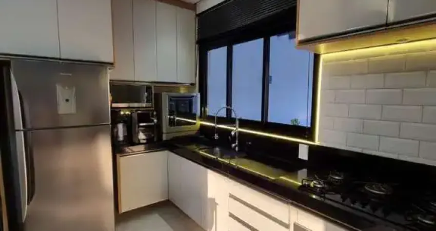 Venha se encantar com esta incrível casa localizada em condomínio. com 3 suítes e uma piscina maravilhosa, mobiliada pronta para morar !