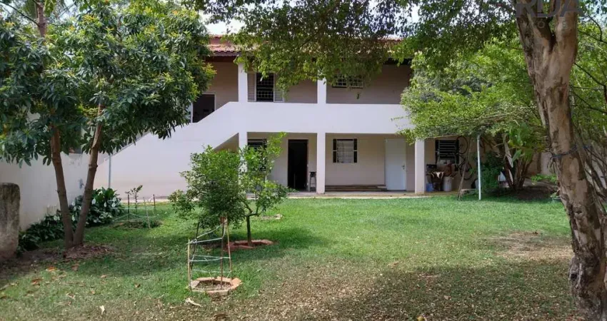 Construída em 2002, esta chácara é uma oportunidade imperdível para aqueles que buscam uma propriedade espaçosa, com todas as comodidades necessárias