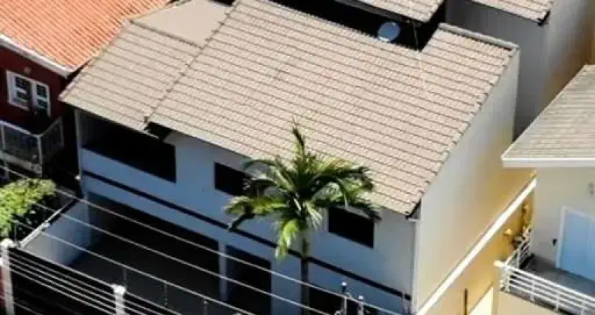 Venha se encantar com esta belíssima casa de três andares, localizada em um dos bairros mais charmosos da cidade.