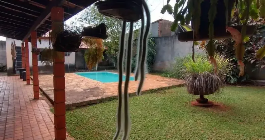 Casa em terreno de 1.250,00 m², com 03 dormitórios, piscina, pomar.