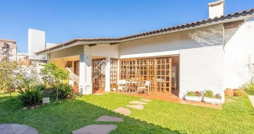 Casa com 3 quartos à venda na Rua Matias José Bins, 847, Três Figueiras, Porto Alegre