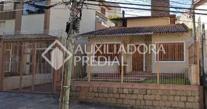 Casa à venda na Rua Guilherme Klippel, 48, Passo da Areia, Porto Alegre