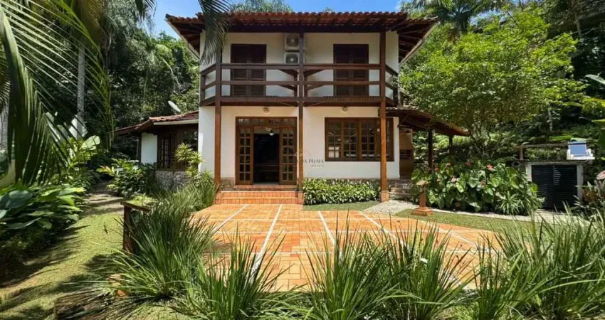 Arquitetura charmosa, natureza exuberante e conforto a 200m do mar | praia de camburi