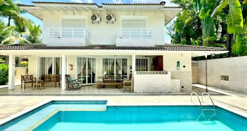 Casa de alto padrão com design clássico e lazer exclusivo | praia da baleia