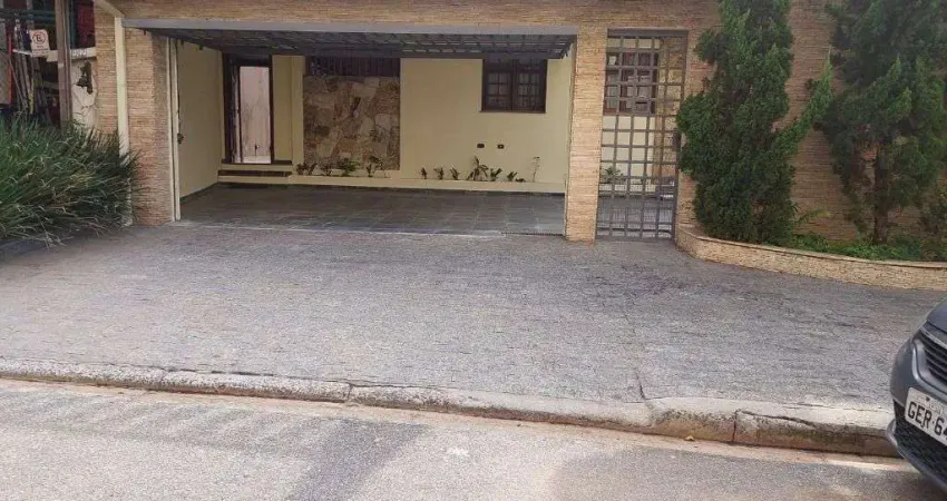 Casa com 3 quartos à venda, 209 m² por R$ 1.100.000 - Jardim Semiramis - Cotia/SP