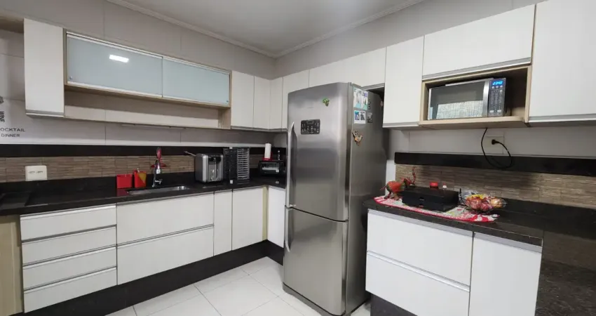 Triplex porteira fechada em condomínio fechado com piscina e churrasqueira / 2 suites e garagem fechada