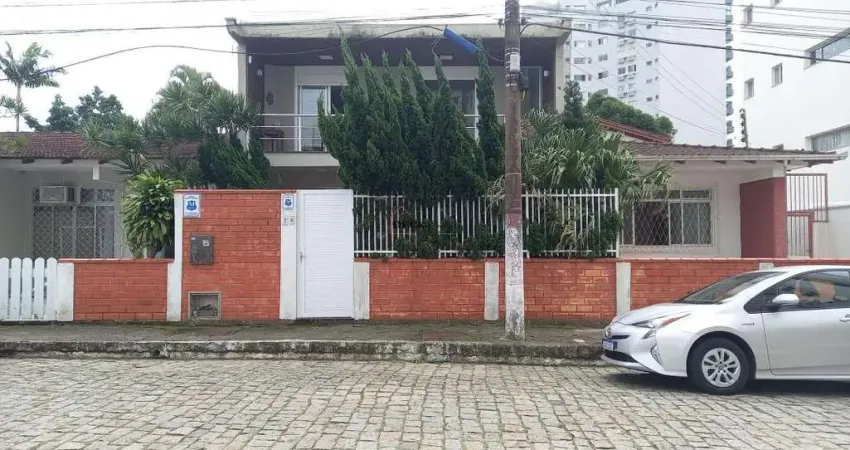 Sobrado em Piçarras com 200m² à uma quadra da praia e totalmente mobiliado, com 4 dormitórios ( sendo 1 suíte ) - Piçarras- SC