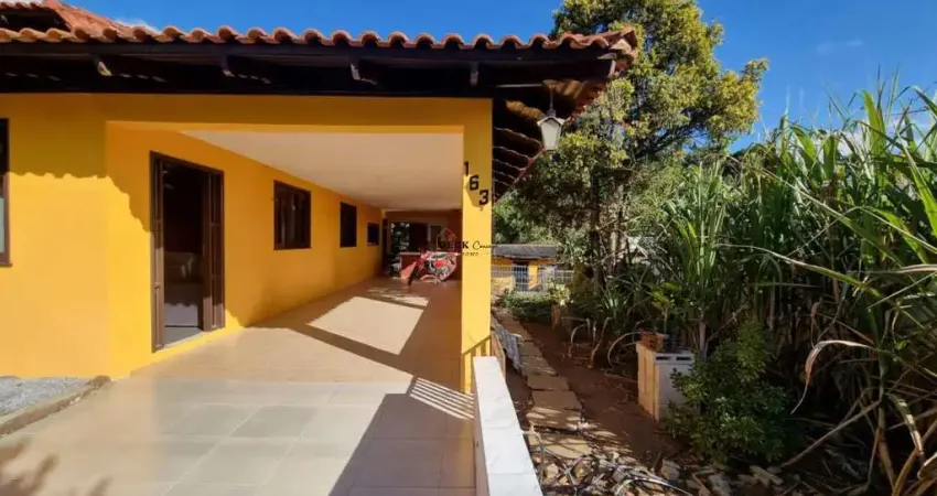 Casa com belíssimo quintal em colombo com 225m², 3 dormitórios ( sendo 1 suíte ) e 3 vagas