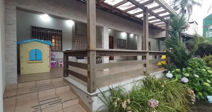 Casa semi-mobiliada c/ 3 quartos sendo 1 suíte e 3 vagas, no bairro santa felicidade