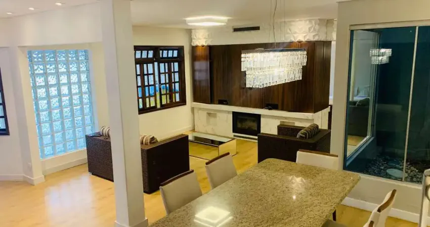 Casa semi-mobiliada c/ 3 quartos sendo 1 suíte e 3 vagas, no bairro santa felicidade