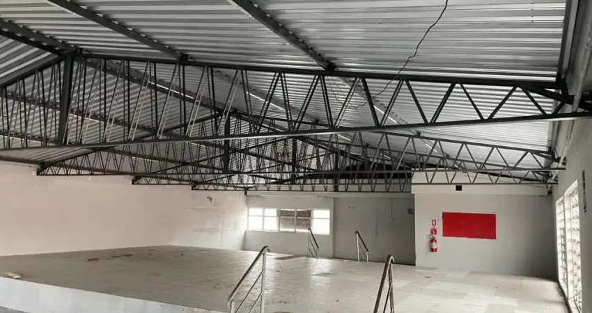 Sala comercial com 450m² , 2 banheiros e vaga de estacionamento