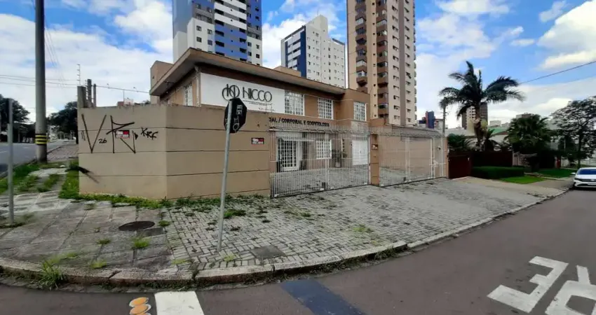 Casa comercial no Cabral ao lado do Hipermercado Carrefour, ponto consolidado, pronto para o seu negócio, flexibilidade de adaptação para vários ramos.
