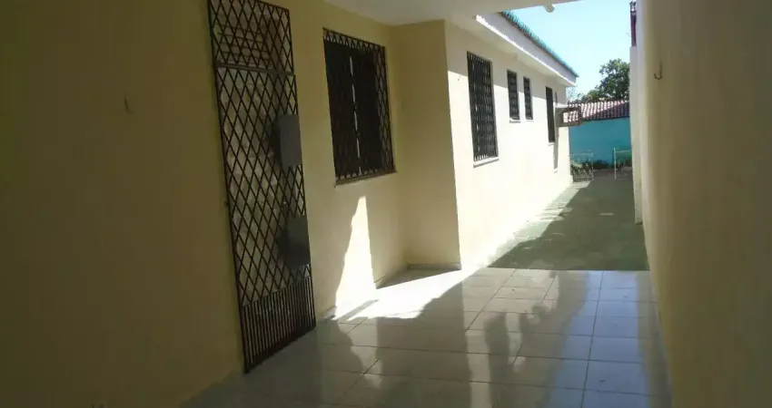 Casa plana no montese com 3 quartos, suíte, quintal amplo e 3 vagas de garagem