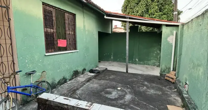 Vendo casa plana com 3 quartos, suíte e  com 2 vagas  de garagem – bairro passaré