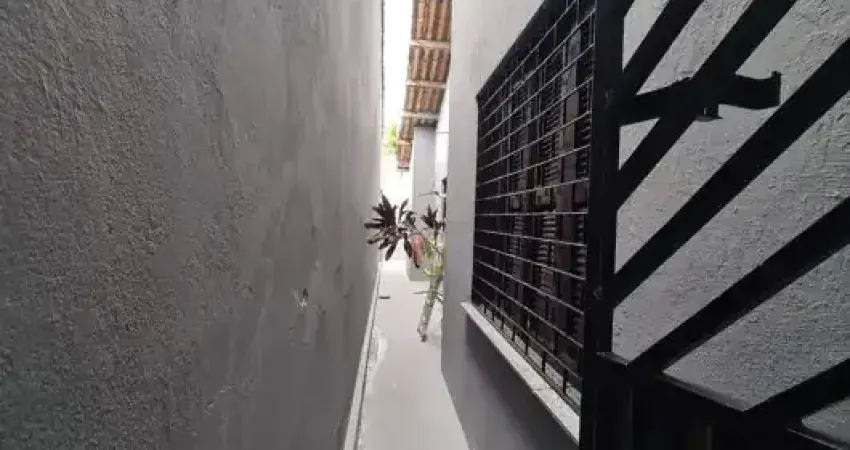 Casa plana com 3 quartos, quintal e 2 vagas — oportunidade no passaré