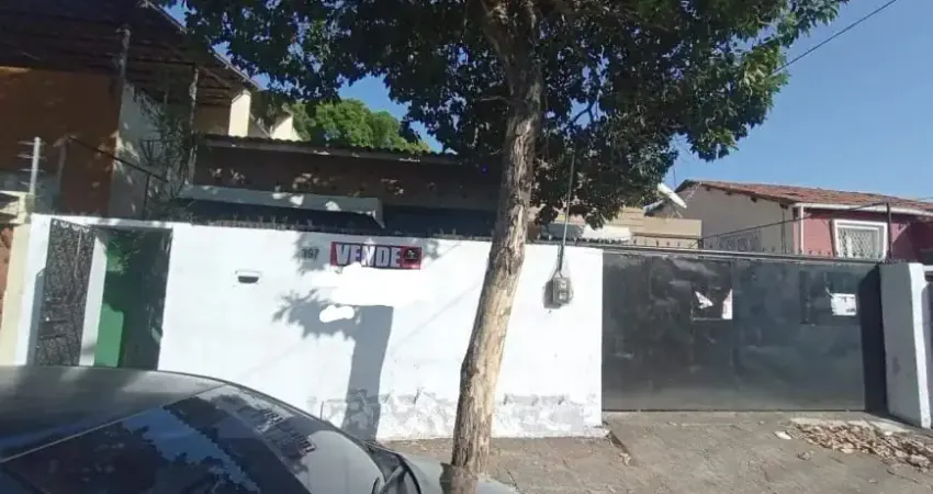 Casa plana com 3 quartos, quintal e 2 vagas — oportunidade no benfica