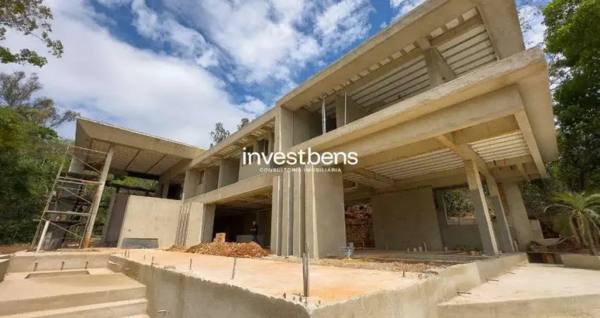 Casa com área toral de 993 m². 5 suítes à venda no condomínio quintas do sol