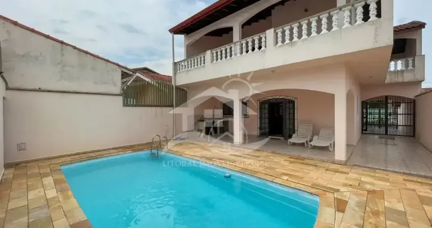 Casa com ótimo espaço e conforto e lazer aqui na cidade de peruíbe, pertinho da praia e com piscina.