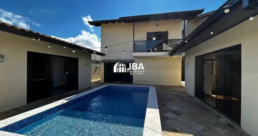 Casa ampla no jardim das américas com piscina, churrasqueira e ar-condicionado