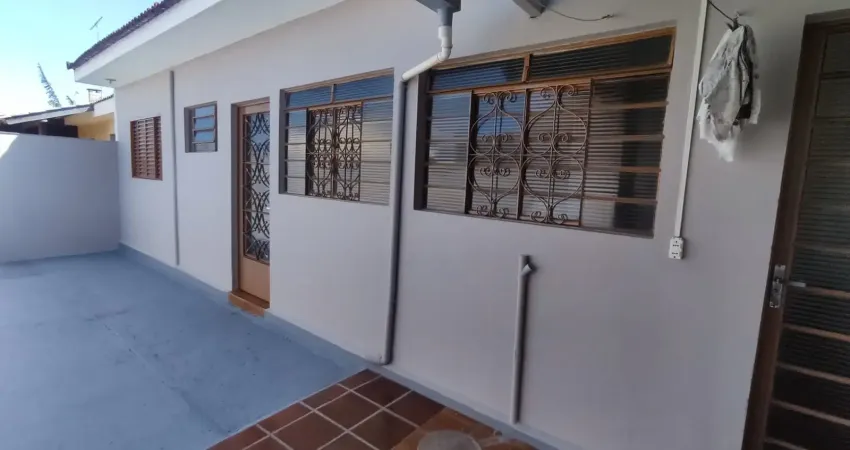 Imóvel amplo, com três dormitórios sendo uma suíte, e uma edícula aconchegante!!!