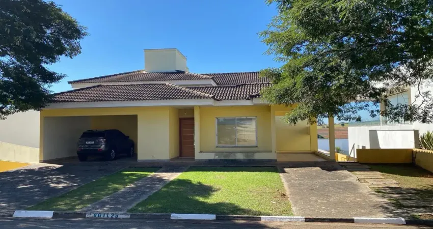 Casa de alto padrão em condomínio fechado, com 4 suítes e área de lazer