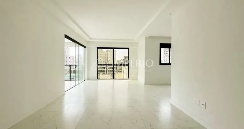 Apartamento com 3 Suítes em Localização Central de Meia Praia Itapema SC