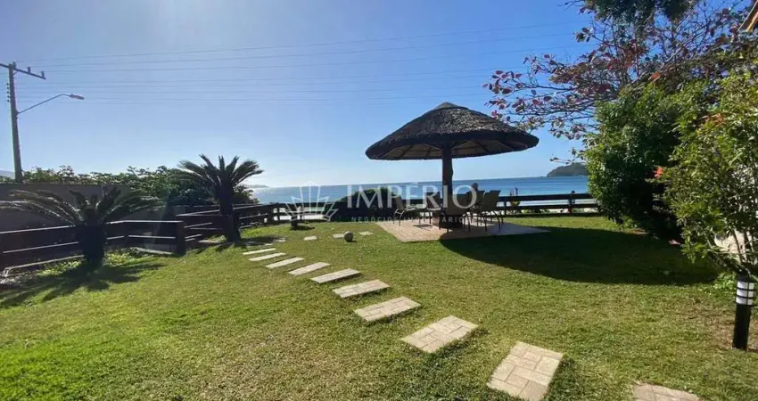 Casa frente mar em condomínio fechado no centro de Bombinhas