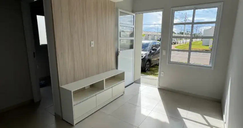 Casa disponível para locação com móveis planejados na cozinha.