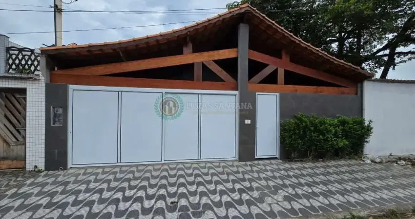 Casa isolada de 3 dormitórios sendo 1 suíte + edícula de 1 dormitório c/ wc, 4 vagas de garagem, área gourmet nos fundos, 500m da praia