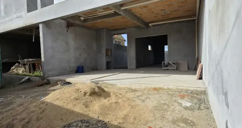 Sobrado de alto padrão a 900 metros da praia com espaço de terreno e area social