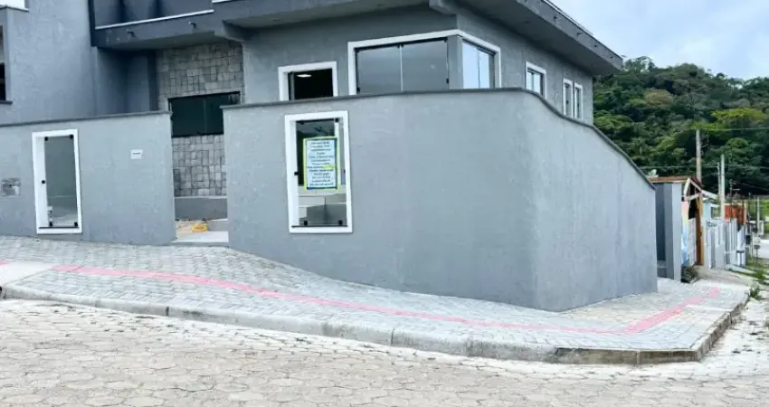 Casa de esquina de alto padrão, localizada proxima a entrada do bairro, de facil acesso a toda cidade.