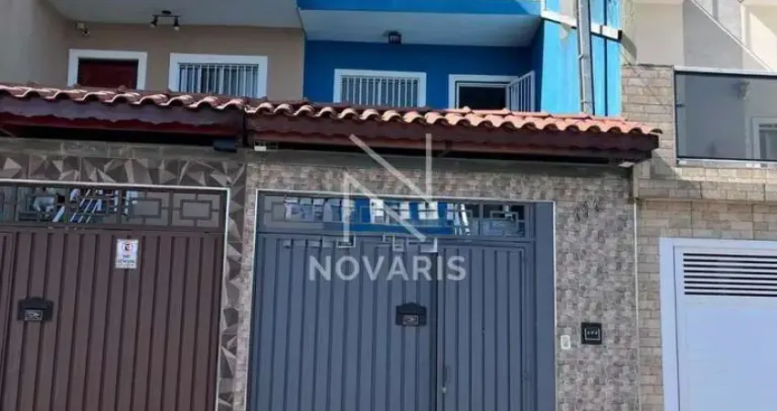 Sobrado à venda na região do campo limpo - 2 dormitórios, suíte com sacada, área gourmet e 2 vagas