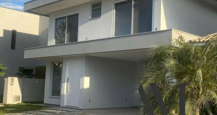 Linda casa com alto padrão de acabamento em condomínio fechado