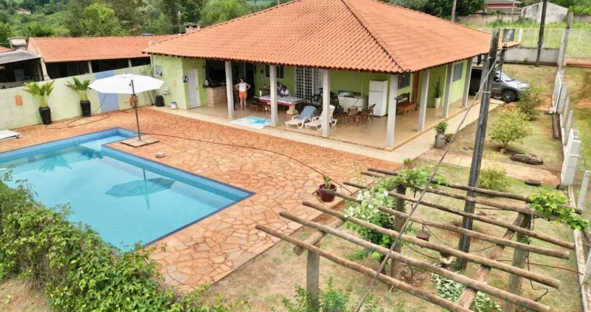 Chacara com 10.200m  no cambezinho proximo a fazenda nata  casa nova com 3 quartos sendo 1 suite  produçao de energia eletrica com placas solares  poço artesiano  casa para o caseiro  barracao  chique