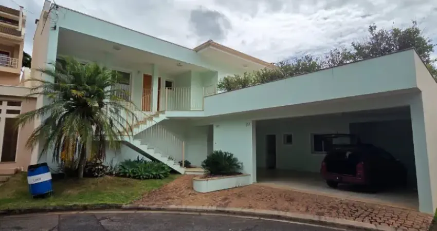 Casa disponível para locação no Condomínio Residencial Euroville I em Bragança Paulista/SP. - 3 suítes com ar-condicionado, sendo 1 com closet e 1 com armário; - Sala de TV e sala de estar com lareir