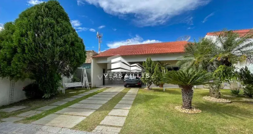 Sobrado com três suítes no piso térreo e dois quarto no piso superior