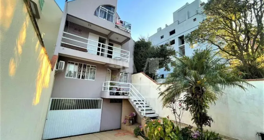 SOBRADO COM ÓTIMO TERRENO HÁ METROS DO PALLADIUM AO LADO MUFFATO 240 M2 SEMI MOBILIADO  ESTUDA PERMUTA POR APARTAMENTO.