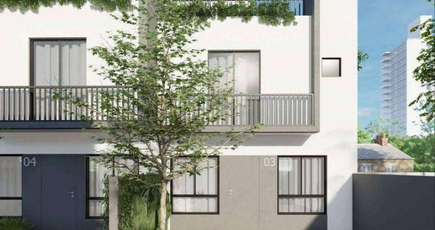 SOBRADO NOVO EM CONDOMÍNIO FECHADO NO XAXIM. ESPAÇO GOURMET, CHURRASQUEIRA. COM TERRENO E TRATAMENTO PAISAGÍSTICO.