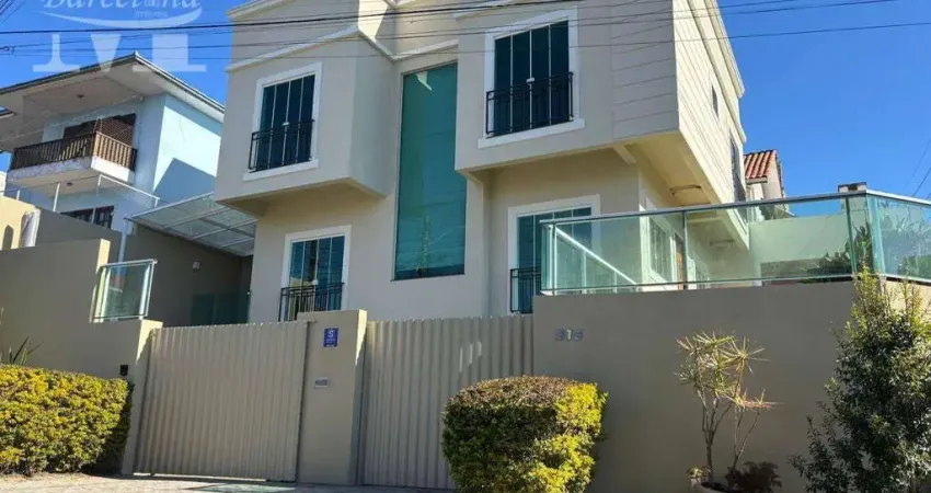 CASA NO VISTA ALEGRE; 4 SUÍTES; FORNO E CHURRASQUEIRA A LENHA; 5 VAGAS DE GARAGEM; PRÓXIMO AO CRM E BOSQUE DO ALEMÃO