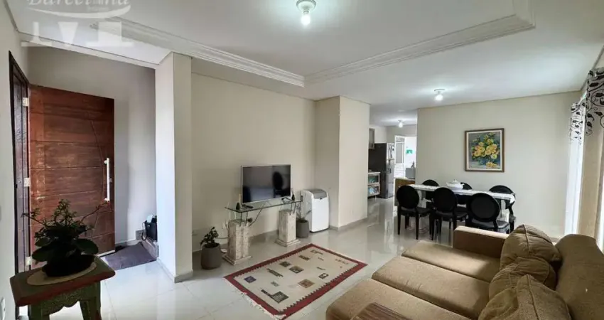 Sobrado à venda em condomínio – 3 dormitórios – 1 suíte – barreirinha – condomínio garibaldi das araucárias - 4 vagas de garagem