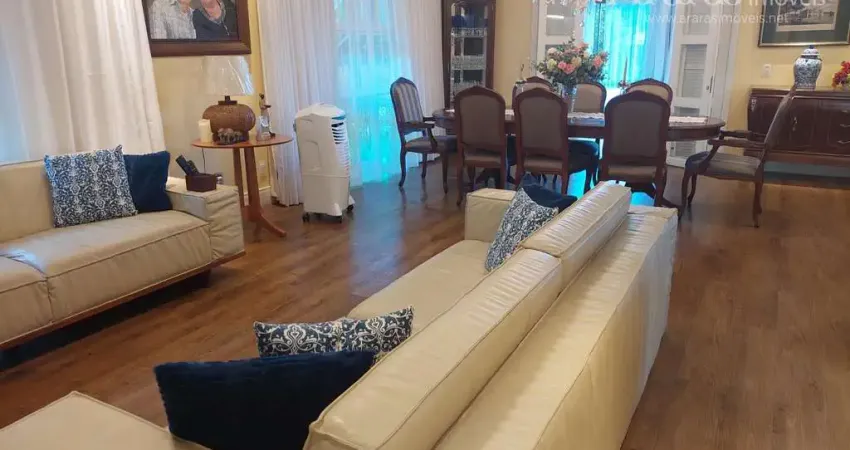 Linda casa dentro de condomínio no centro de itaipava e bem próxima a br040.