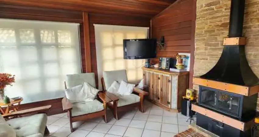 Casa muito charmosa dentro de condomínio bem no centro de itaipava!